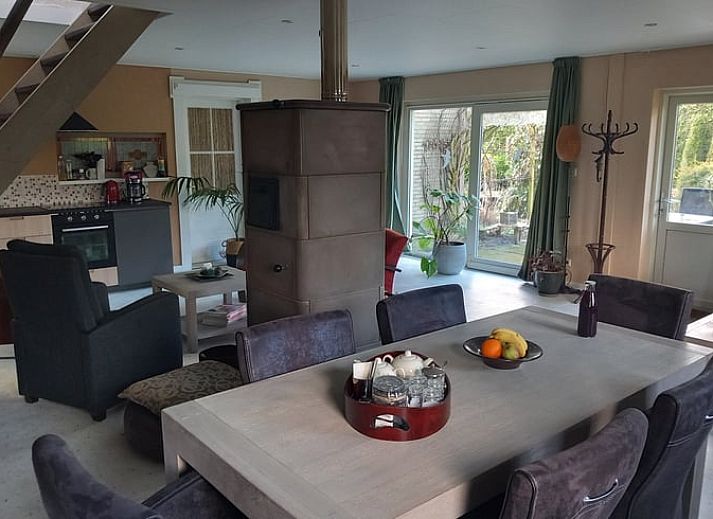 Attraktives Zimmer im Dachgeschoss eines Ferienhauses in De Krim, Vechtstreek, Overijssel, mit Dachfenster.