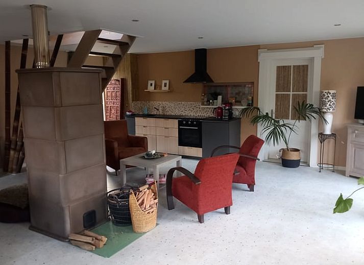 Attraktives Zimmer im Dachgeschoss eines Ferienhauses in De Krim, Vechtstreek, Overijssel, mit Dachfenster.