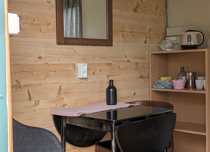 Cottage in De Krim, Overijssel with porch and picnic table in nature.
