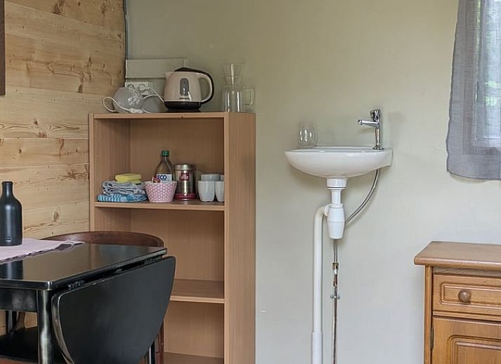 Cottage in De Krim, Overijssel with porch and picnic table in nature.