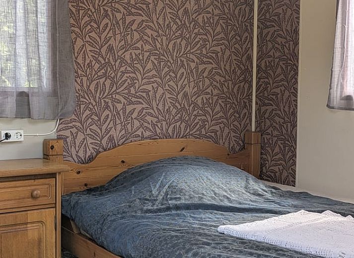 Cottage in De Krim, Overijssel with porch and picnic table in nature.