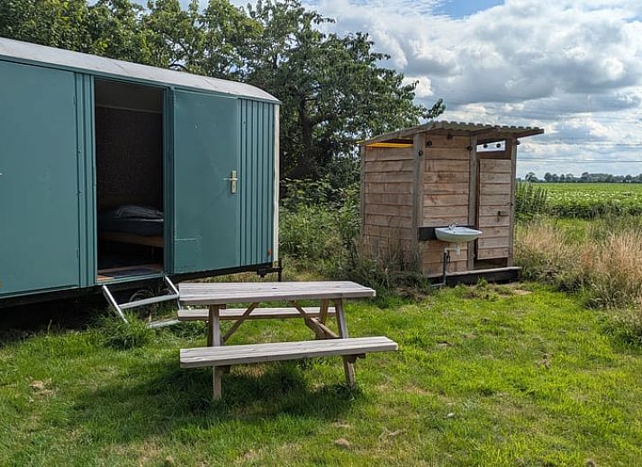 Cottage in De Krim, Overijssel with porch and picnic table in nature.