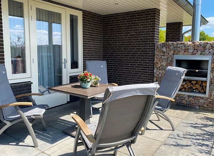 Winterse charme bij Vakantiehuisje in Kloosterhaar, bedekt met sneeuw in de Vechtstreek, Overijssel.