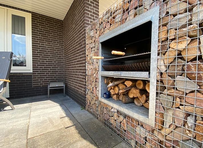 Winterse charme bij Vakantiehuisje in Kloosterhaar, bedekt met sneeuw in de Vechtstreek, Overijssel.