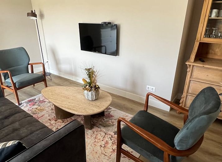 Winterse charme bij Vakantiehuisje in Kloosterhaar, bedekt met sneeuw in de Vechtstreek, Overijssel.