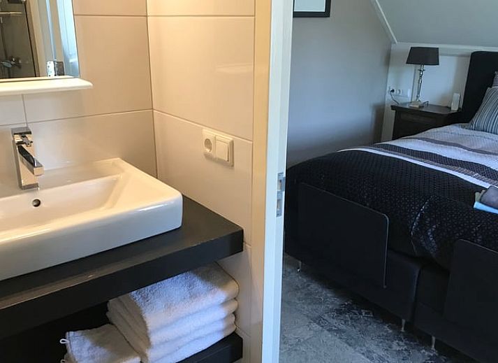 Helderblauwe lucht en groene velden rondom Vakantiehuisje in Kloosterhaar, Vechtstreek, Overijssel.