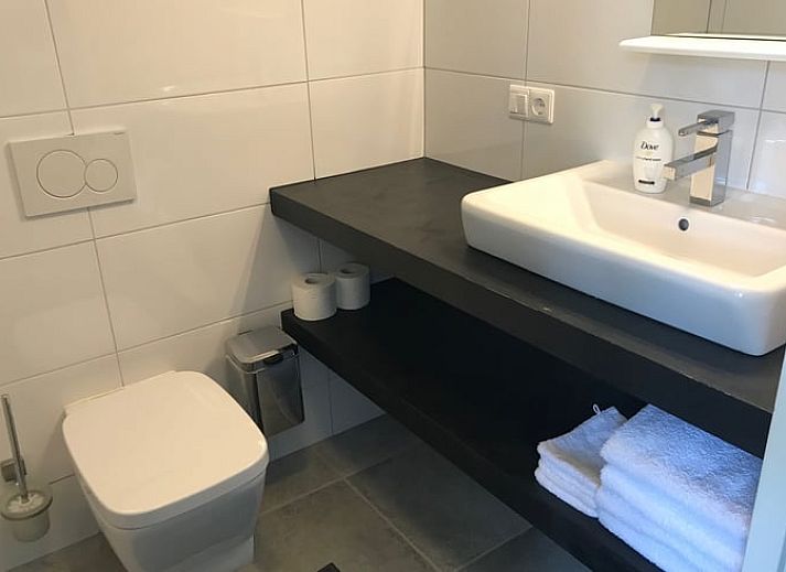 Helderblauwe lucht en groene velden rondom Vakantiehuisje in Kloosterhaar, Vechtstreek, Overijssel.