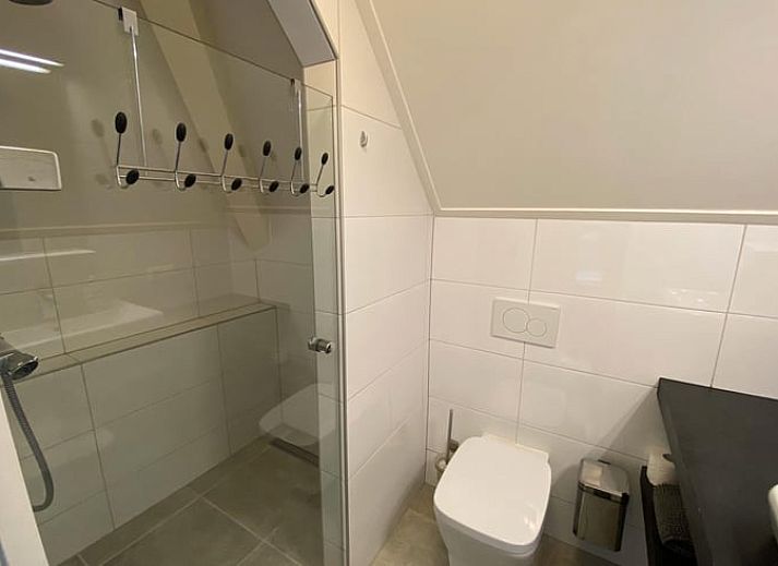 Helderblauwe lucht en groene velden rondom Vakantiehuisje in Kloosterhaar, Vechtstreek, Overijssel.