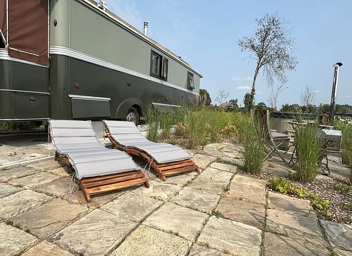 Sfeervolle gang in Huisje in Punthorst, vakantieaccommodatie in Vechtstreek, Overijssel met houten interieur.