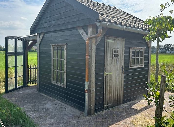Sfeervolle gang in Huisje in Punthorst, vakantieaccommodatie in Vechtstreek, Overijssel met houten interieur.