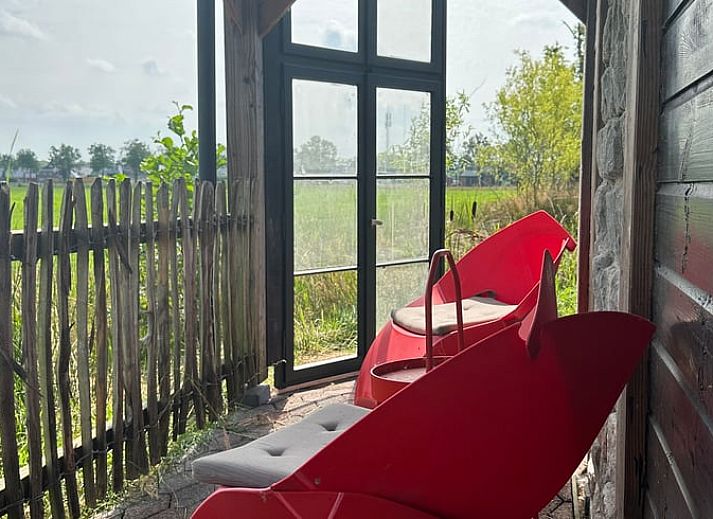 Sfeervolle gang in Huisje in Punthorst, vakantieaccommodatie in Vechtstreek, Overijssel met houten interieur.