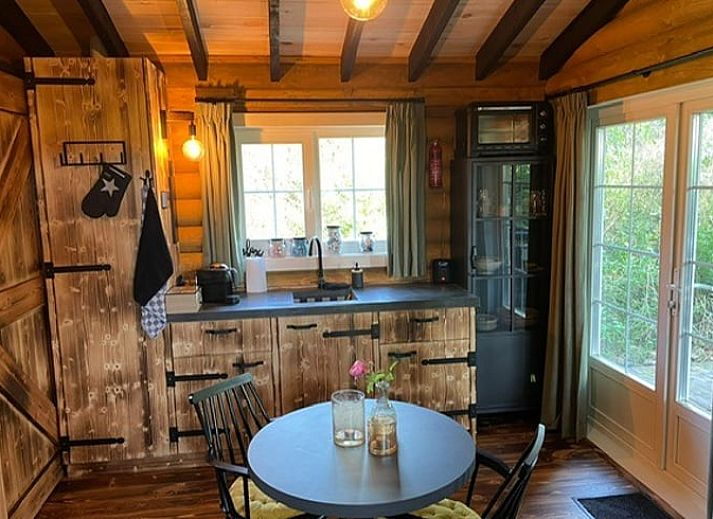 Vacation cottage in Dedemsvaart with wooden veranda, located in the green nature of the Vecht region, Overijssel.