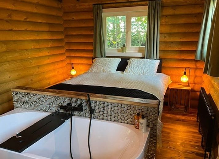 Vacation cottage in Dedemsvaart with wooden veranda, located in the green nature of the Vecht region, Overijssel.