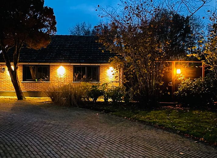 Vooraanzicht Vakantiehuisje in Dedemsvaart, charmante vakantiewoning in Vechtstreek, Overijssel met bakstenen gevel.