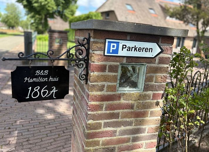 Vooraanzicht Vakantiehuisje in Dedemsvaart, charmante vakantiewoning in Vechtstreek, Overijssel met bakstenen gevel.