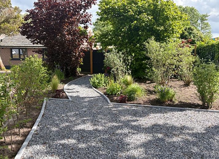 Zijaanzicht van Vakantiehuisje in Dedemsvaart, een gezellige vakantiewoning omringd door groene natuur in Vechtstreek, Overijssel.