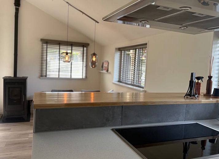 Sfeervol verlichte avond bij Vakantiehuisje in Dedemsvaart, een knusse vakantiewoning in Vechtstreek, Overijssel.