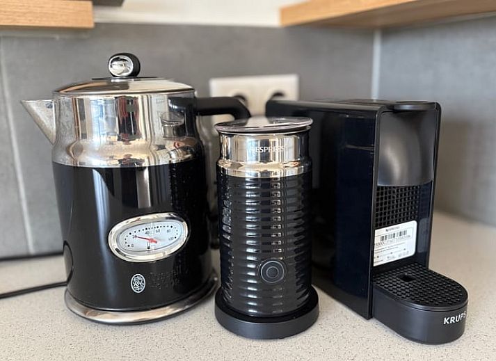 Sfeervol verlichte avond bij Vakantiehuisje in Dedemsvaart, een knusse vakantiewoning in Vechtstreek, Overijssel.