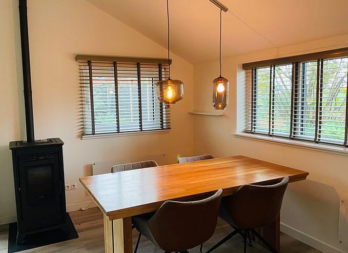 Sfeervol verlichte avond bij Vakantiehuisje in Dedemsvaart, een knusse vakantiewoning in Vechtstreek, Overijssel.