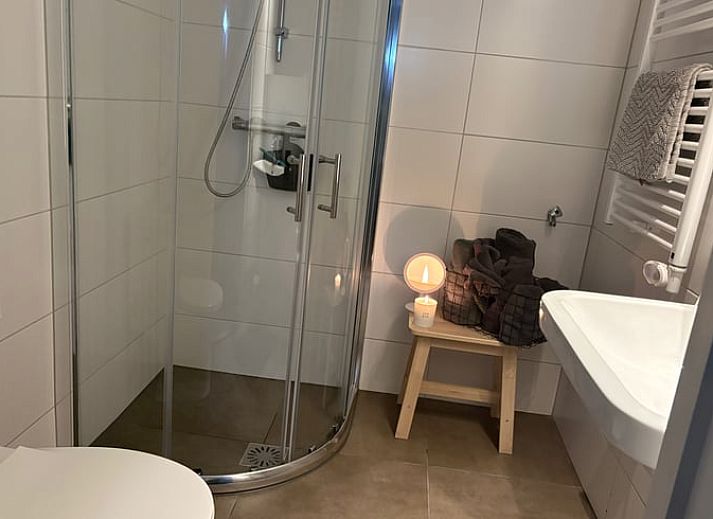 Sfeervol verlichte avond bij Vakantiehuisje in Dedemsvaart, een knusse vakantiewoning in Vechtstreek, Overijssel.