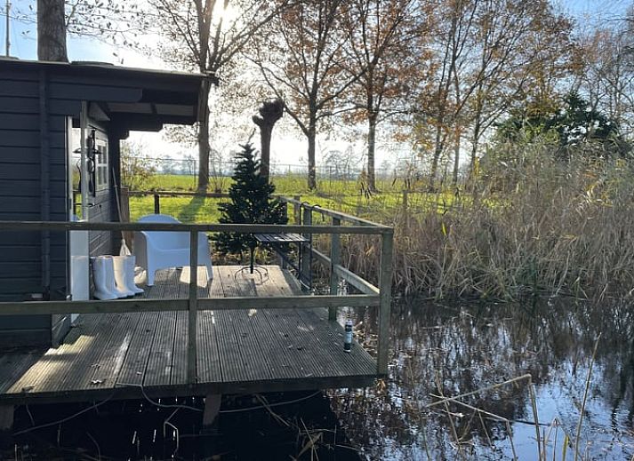 Ingang naar Vakantiehuisje in Dedemsvaart met parkeergelegenheid, een vakantiewoning in Vechtstreek, Overijssel.