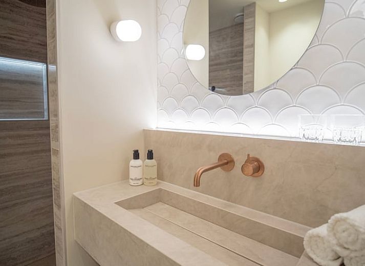 Ferienhaus in Collendoorn mit Reetdach und geraeumiger Veranda, gelegen in der Region Vecht, Overijssel.