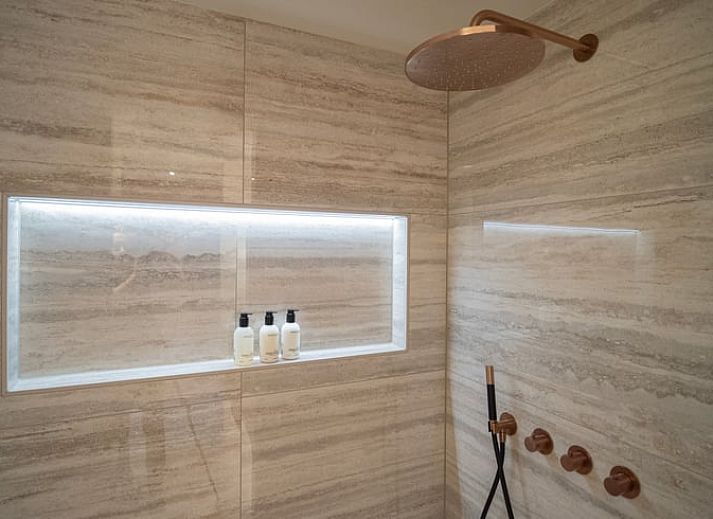 Ferienhaus in Collendoorn mit Reetdach und geraeumiger Veranda, gelegen in der Region Vecht, Overijssel.