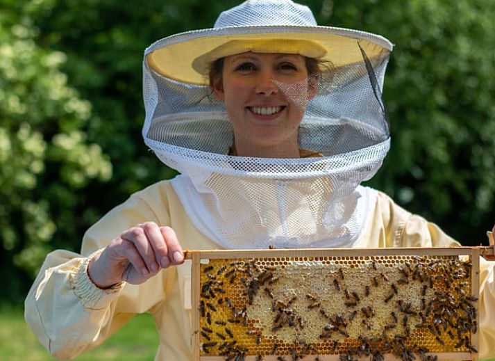 Luxurioeses Badezimmer im Ferienhaus in Collendoorn mit modernem Waschbecken und stimmungsvoller Beleuchtung, Overijssel.