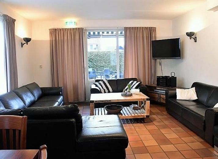 Zonnig terras van Vakantiehuis Giethoorn in Overijssel, perfect voor buiten dineren en ontspannen.