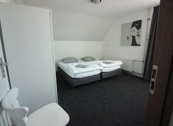 Zonnig terras van Vakantiehuis Giethoorn in Overijssel, perfect voor buiten dineren en ontspannen.