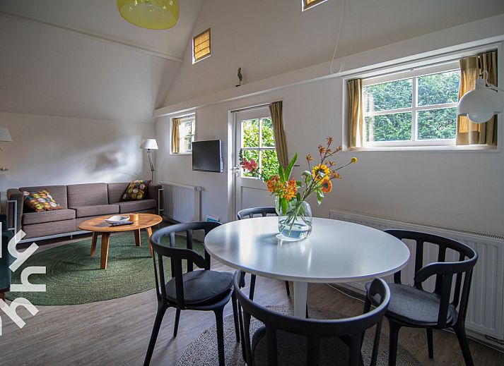 Helles Wohnzimmer des Ferienhauses OV269 in Giethoorn, Nordwest Overijssel, mit moderner Einrichtung.