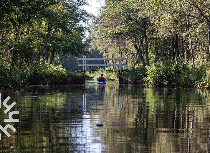 Helles Wohnzimmer des Ferienhauses OV269 in Giethoorn, Nordwest Overijssel, mit moderner Einrichtung.