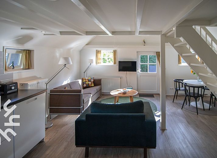 Modernes Badezimmer im Ferienhaus OV269 in Giethoorn, Nordwest Overijssel, mit Dusche und Toilette.