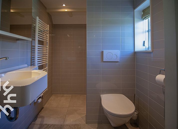 Modernes Badezimmer im Ferienhaus OV269 in Giethoorn, Nordwest Overijssel, mit Dusche und Toilette.
