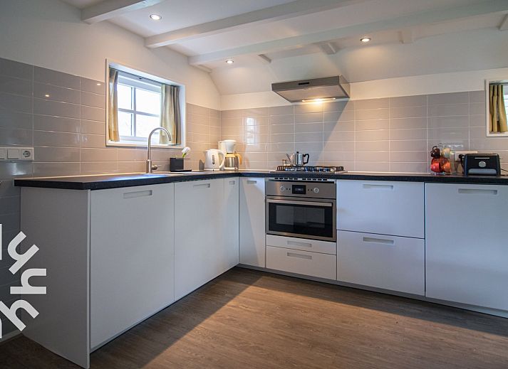 Gemuetliches Schlafzimmer im Ferienhaus OV269 in Giethoorn, Nordwest Overijssel, mit stimmungsvoller Beleuchtung.