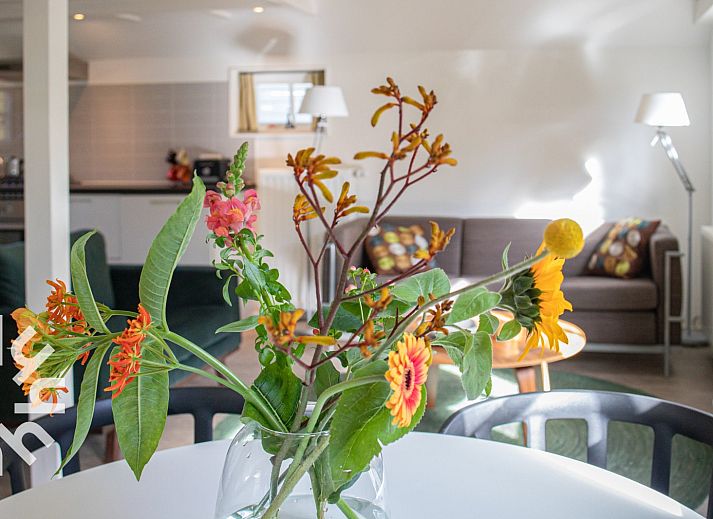 Kanus und Boote im Ferienhaus OV269 in Giethoorn, Nordwest Overijssel, umgeben von Natur.