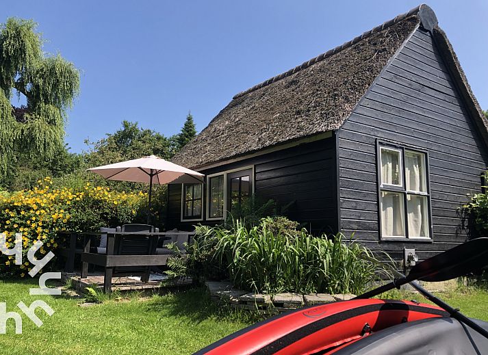 OV270 vakantiehuis in Giethoorn met rieten dak en terras in groene omgeving, Noordwest Overijssel, Overijssel.