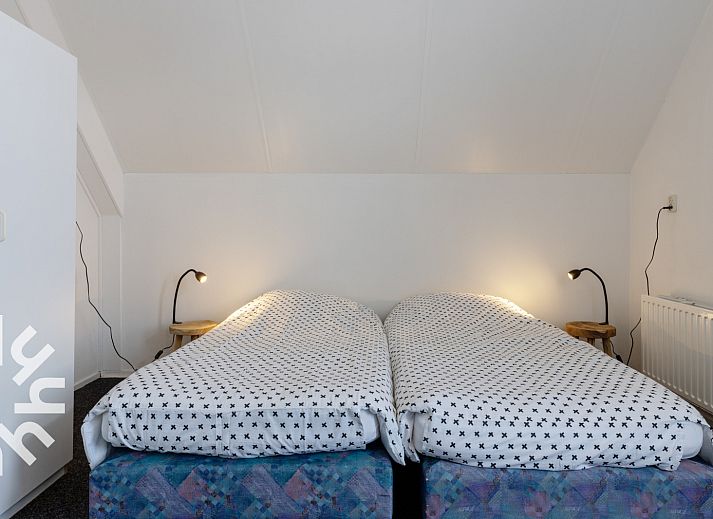 Green hedge at vacation home OV055A in Giethoorn, offers privacy and natural atmosphere.