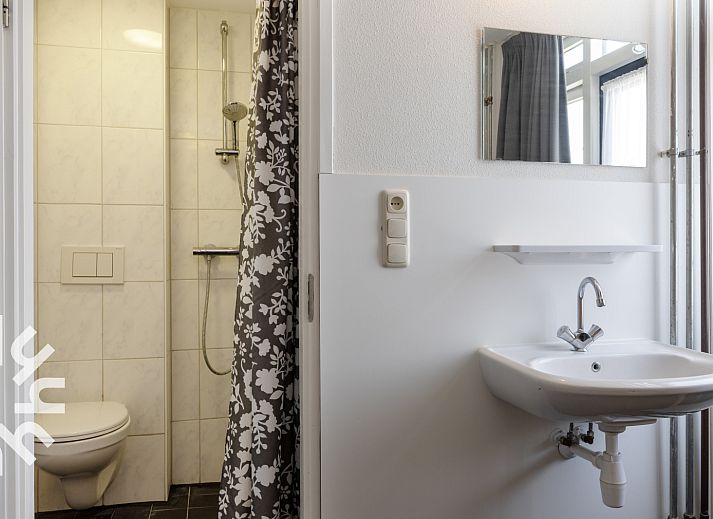 Green hedge at vacation home OV055A in Giethoorn, offers privacy and natural atmosphere.