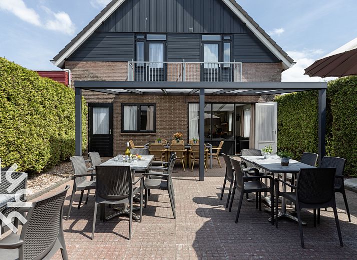 Modern bathroom in vacation home OV055A, Giethoorn, with toilet and white tiles.