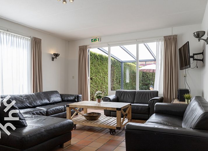 Modern bathroom in vacation home OV055A, Giethoorn, with toilet and white tiles.