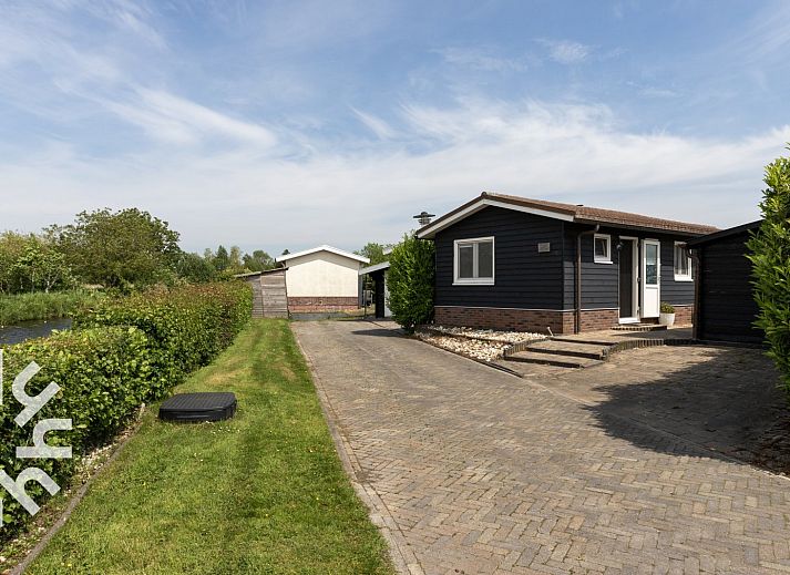 Gezellige woonkamer van vakantiehuis OV534 in Giethoorn, Overijssel, met uitzicht op de natuur.