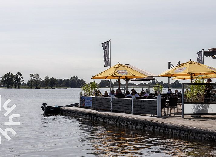 Gezellige woonkamer van vakantiehuis OV534 in Giethoorn, Overijssel, met uitzicht op de natuur.
