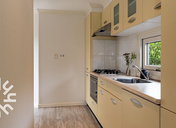 Eetkamer van vakantiehuis OV534 in Giethoorn, voorzien van moderne keukenfaciliteiten.