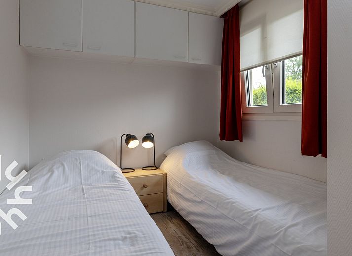 Eetkamer van vakantiehuis OV534 in Giethoorn, voorzien van moderne keukenfaciliteiten.