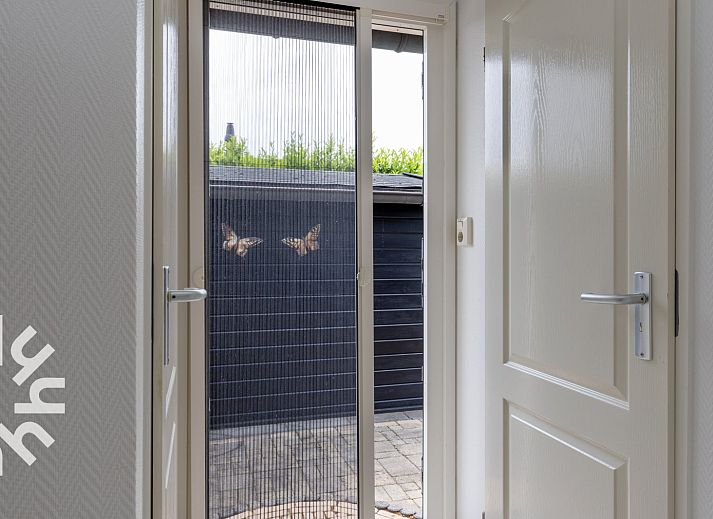 Eetkamer van vakantiehuis OV534 in Giethoorn, voorzien van moderne keukenfaciliteiten.