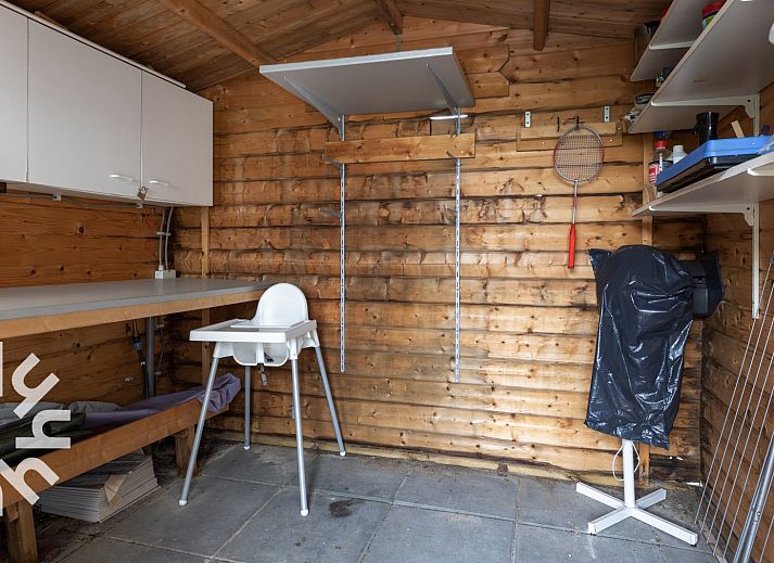 Terras aan het water bij vakantiehuis OV534 in Giethoorn, ideaal voor ontspanning.