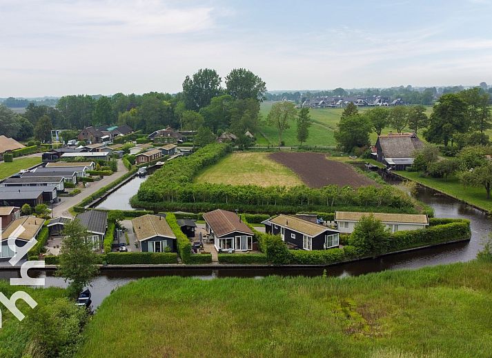 Terras aan het water bij vakantiehuis OV534 in Giethoorn, ideaal voor ontspanning.