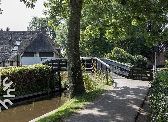 Terras aan het water bij vakantiehuis OV534 in Giethoorn, ideaal voor ontspanning.