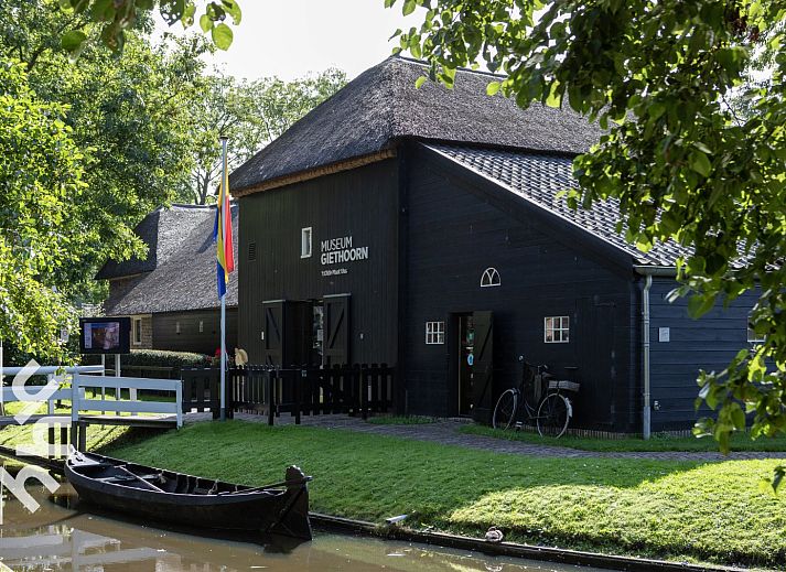 Boottocht op de grachten van Giethoorn, nabij vakantiehuis OV534 in Noordwest Overijssel.